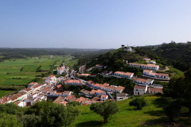  Aljezur kasaba onun Whitewashed ile yükseltilmiş görünümünü evler ve Arnavut kaldırımlı sokakları. Aljezur bir küçük pazar Algarve, Portekiz yeridir.