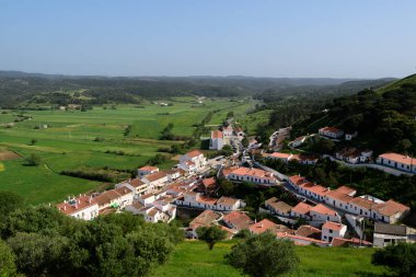 Aljezur, Portekiz - 26 Nisan 2018: Badanalı evler ve Aljezur şehrin Arnavut kaldırımlı sokakları. Aljezur bir küçük pazar Algarve, Portekiz yeridir.