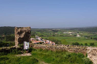 Aljezur, Portekiz - 26 Nisan 2018: Algarve, Portekiz Aljezur kale kalıntıları ziyaret bir turist. Aljezur bir küçük pazar Algarve, Portekiz yeridir.