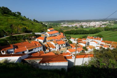Aljezur, Portekiz - 26 Nisan 2018: Badanalı evler ve Aljezur şehrin Arnavut kaldırımlı sokakları. Aljezur bir küçük pazar Algarve, Portekiz yeridir.