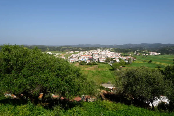 Aljezur 葡萄牙 2018年4月26日 Elebated 的看法 Aljezur 镇与它粉刷的房子和鹅卵石街道 Aljezur 是葡萄牙阿尔加维的一个小集镇 — 图库照片