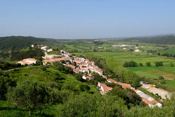 Aljezur kasaba onun Whitewashed ile yükseltilmiş görünümünü evler ve Arnavut kaldırımlı sokakları. Aljezur bir küçük pazar Algarve, Portekiz yeridir.