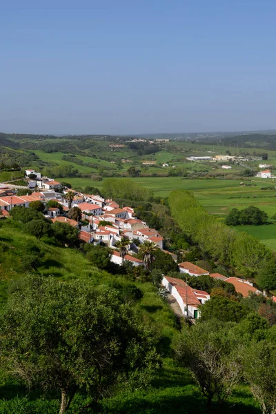 Aljezur 镇与其粉刷房子和鹅卵石街道的看法 Aljezur 是葡萄牙阿尔加维的一个小集镇 — 图库照片