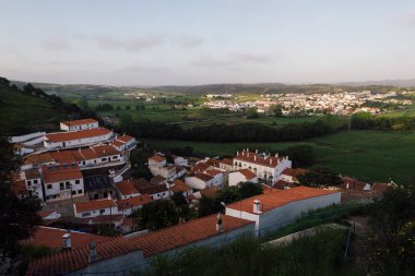 Aljezur, Portekiz - 26 Nisan 2018: Aljezur kasaba Whitewashed evleri ve Arnavut kaldırımlı sokakları ile yükseltilmiş görünümünü. Aljezur bir küçük pazar Algarve, Portekiz yeridir.