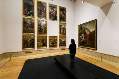 Lisbon, Portekiz - 04 Mayıs 2018: bir ziyaretçi eski Ulusal Müzesi Sanat, Lisbon, Portekiz. 