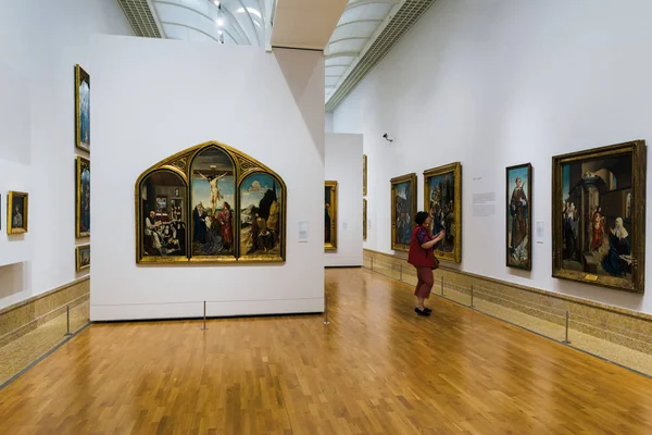 Lisbon, Portekiz - 04 Mayıs 2018: bir ziyaretçi eski Ulusal Müzesi Sanat, Lisbon, Portekiz. 