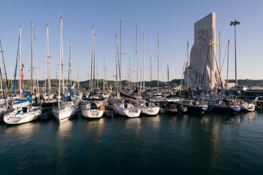 Lisbon, Portekiz - 04 Mayıs 2018: Yatlar, motorbot ve Yelkenli Doca da Bom Sucesso, Lizbon bağlantı noktası, demirleme. arka planda görünür keşifler Anıtı. 