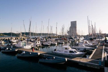 Lisbon, Portekiz - 04 Mayıs 2018: Yatlar, motorbot ve Yelkenli Doca da Bom Sucesso, Lizbon bağlantı noktası, demirleme. arka planda görünür keşifler Anıtı. 