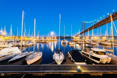 Lisbon, Portekiz - 04 Mayıs 2018: Yatlar demirleme, motorbot ve Yelkenli Santo Amaro rekreasyon, Lizbon, Portekiz ile 25 de Abril Köprüsü arka planda dock. 