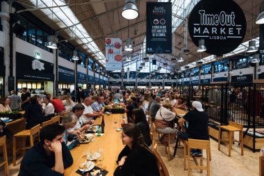 Lisbon, Portekiz - 07 Mayıs 2018: Meşgul food court Mercado da Riberia, Lizbon zaman aşımı gıda pazarı.