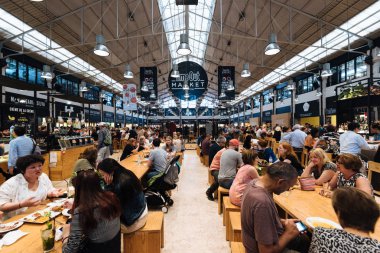 Lisbon, Portekiz - 07 Mayıs 2018: Meşgul food court Mercado da Riberia, Lizbon zaman aşımı gıda pazarı.