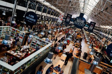 Lisbon, Portekiz - 07 Mayıs 2018: Meşgul food court Mercado da Riberia, Lizbon zaman aşımı gıda pazarı.