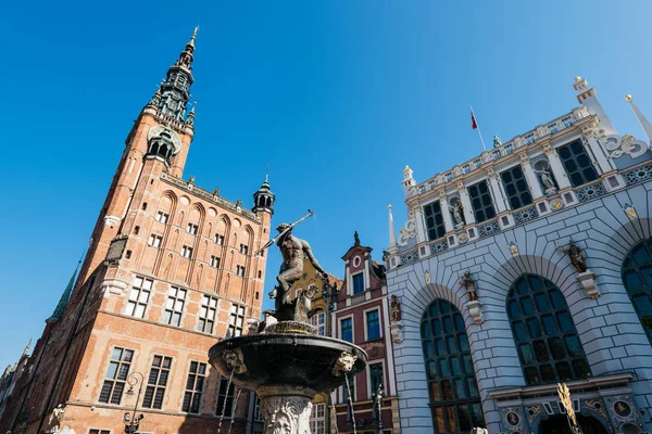 Gdansk, Polonya - 11 Mayıs, 2018:Neptune'nın heykeli Lane'de uzun sokak eski kasaba Gdansk.