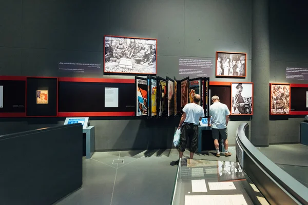 Müzenin Buidling İkinci Dünya Savaşı yaz, Gdansk, Polonya'nın Gdansk, Polonya - 11 Mayıs, 2018:Visitors