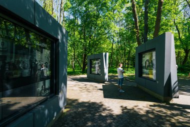 Gdansk, Polonya - 13 Mayıs 2018: Ziyaretçi Westerplatte Gdansk, Polonya için ikinci Dünya Savaşı II olayları hakkında okuma.