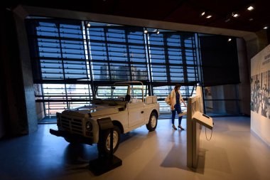 Gdansk, Polonya - 13 Mayıs 2018: Ziyaretçi Papa Papa John Paul II Gdansk, Polonya dayanışma Merkezi'nde Avrupa mobil yanındaki 