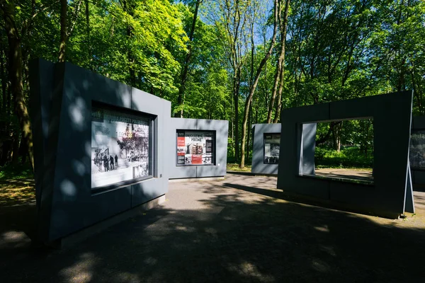 Gdansk Polônia Maio 2018 Visitante Leitura Sobre Eventos Segunda Guerra — Fotografia de Stock