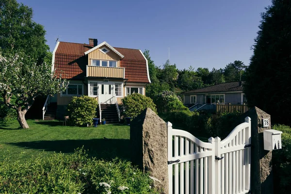 瑞典哥德堡 2018年5月18日 Branno 的农村住宅 Branno 是南部哥德堡群岛的一个岛屿 位于哥德堡市 Vastra Gotaland 它有708个居民并且属于教区 — 图库照片