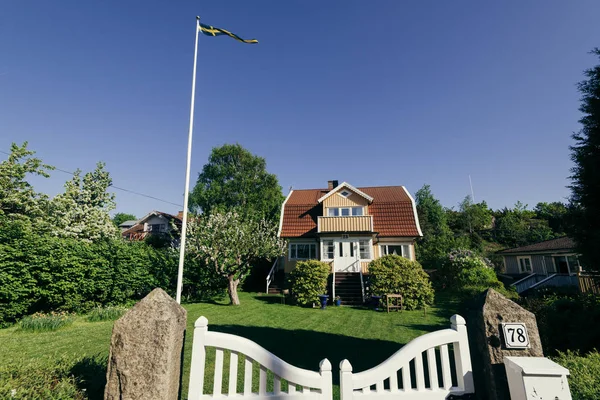 Göteborg, İsveç - 18 Mayıs 2018: Kırsal Branno evde. Branno Güney Goteborg adalar ve yerellik Goteborg yerleşim yeri, Vastra Gotaland County, İsveç yer alan bir adadır. 708 nüfusu vardı ve bucak için ait 