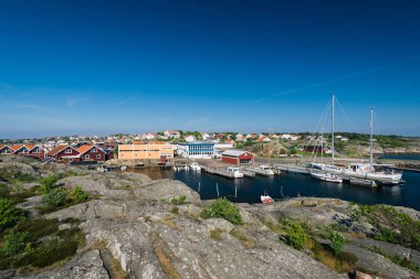 Göteborg, İsveç - 20 Mayıs 2018: Yelkenli ve motorlu tekneler Styrso Marina. Styrso küçük bir ada ve Goteborg yerleşim yeri, Vstra Gtaland County, İsveç yer alan bir yer var. 2010 yılında 1,304 nüfusu vardı