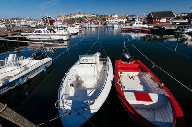 Göteborg, İsveç - 20 Mayıs 2018: Yelkenli ve motorlu tekneler Styrso Marina. Styrso küçük bir ada ve Goteborg yerleşim yeri, Vstra Gtaland County, İsveç yer alan bir yer var. 2010 yılında 1,304 nüfusu vardı
