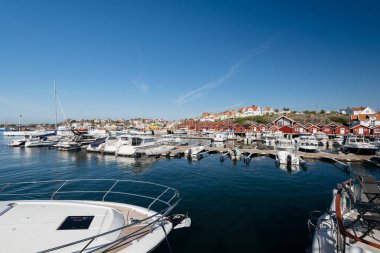 Göteborg, İsveç - 20 Mayıs 2018: Yelkenli ve motorlu tekneler Styrso Marina. Styrso küçük bir ada ve Goteborg yerleşim yeri, Vstra Gtaland County, İsveç yer alan bir yer var. 2010 yılında 1,304 nüfusu vardı