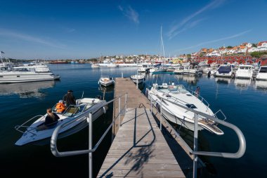 Göteborg, İsveç - 20 Mayıs 2018: Yelkenli ve motorlu tekneler Styrso Marina. Styrso küçük bir ada ve Goteborg yerleşim yeri, Vstra Gtaland County, İsveç yer alan bir yer var. 2010 yılında 1,304 nüfusu vardı