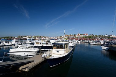 Göteborg, İsveç - 20 Mayıs 2018: Yelkenli ve motorlu tekneler Styrso Marina. Styrso küçük bir ada ve Goteborg yerleşim yeri, Vstra Gtaland County, İsveç yer alan bir yer var. 2010 yılında 1,304 nüfusu vardı
