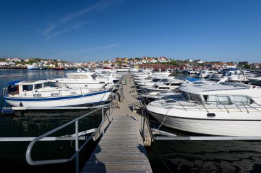 Göteborg, İsveç - 20 Mayıs 2018: Yelkenli ve motorlu tekneler Styrso Marina. Styrso küçük bir ada ve Goteborg yerleşim yeri, Vstra Gtaland County, İsveç yer alan bir yer var. 2010 yılında 1,304 nüfusu vardı