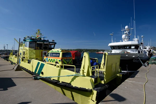 Göteborg, İsveç - 20 Mayıs 2018: Ambulace tekne ve araba Styrso Marina'da. 