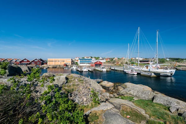 瑞典哥德堡 2018年5月20日 Styrso 码头的帆船和机动艇 Styrso 是一个小岛和一个地方位于哥德堡市 Vstra 西哥特兰县 它有1304个居民在2010年 — 图库照片