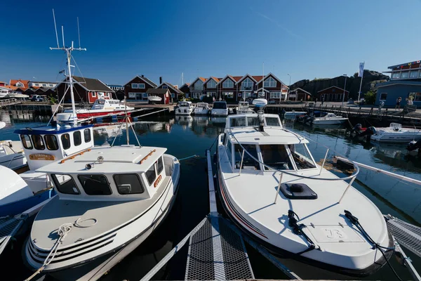 瑞典哥德堡 2018年5月20日 Styrso 码头的帆船和机动艇 Styrso 是一个小岛和一个地方位于哥德堡市 Vstra 西哥特兰县 它有1304个居民在2010年 — 图库照片