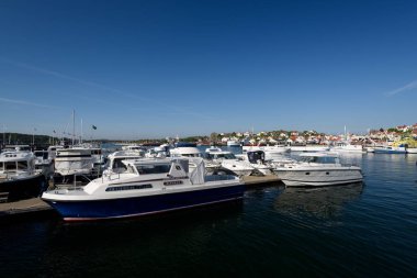 Göteborg, İsveç - 20 Mayıs 2018: Yelkenli ve motorlu tekneler Styrso Marina. Styrso küçük bir ada ve Goteborg yerleşim yeri, Vstra Gtaland County, İsveç yer alan bir yer var. 2010 yılında 1,304 nüfusu vardı