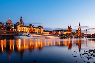 Dresden, Almanya - 6 Temmuz 2018: Dresden tarihi kent mimarisi ile Elbe Nehri setin gece, Saksonya, Almanya. 