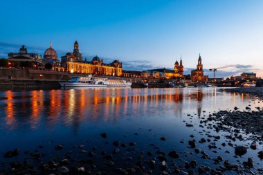 Dresden tarihi kent mimarisi ile Elbe Nehri setin gece, Saksonya, Almanya. 