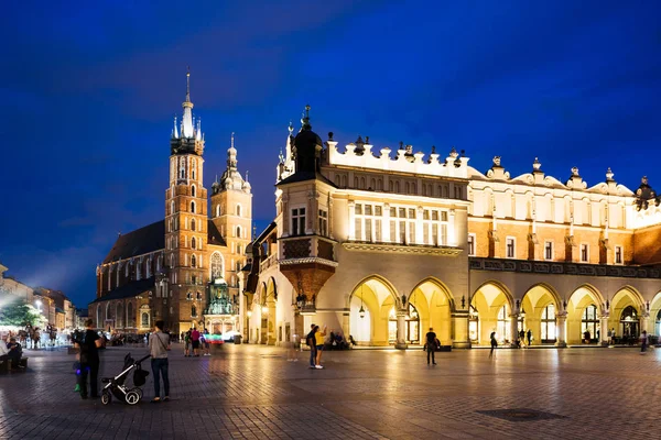 Πλατεία Αγοράς Της Κρακοβίας Βράδυ Πολωνία — Φωτογραφία Αρχείου