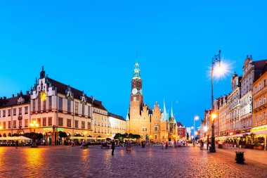Wroclaw, Polonya - 07 Temmuz 2018: Wroclaw Pazar Meydanı Belediye anf gece ile. 
