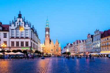Wroclaw, Polonya - 07 Temmuz 2018: Wroclaw Pazar Meydanı Belediye anf gece ile. 