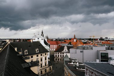 Wroclaw, Polonya - 26 Haziran 2018: Wroclaw eski kasaba üzerinden fırtınalı bulutlar. 