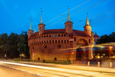 Krakow, Polonya'nın eski şehir gece Barbican.