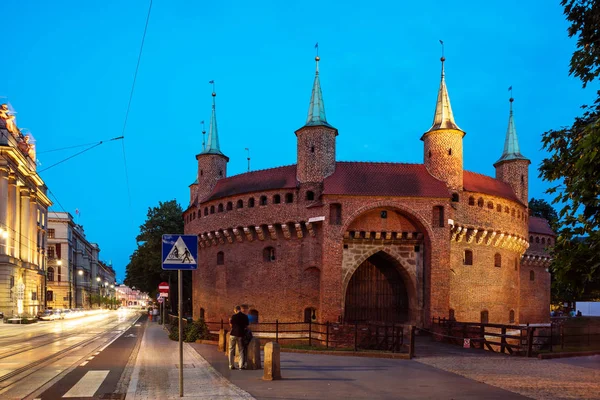 Krakow, Polonya'nın eski şehir gece Barbican.