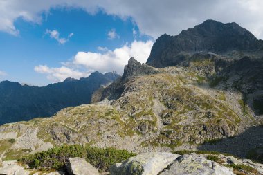 Morskie Oko yakınındaki yüksek Tatra Mnich tepe 