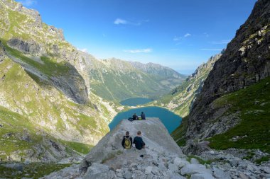 Zakopane, Polonya - 13 Ağustos 2018: Yürüyüşçüler ejoy görünümü, Czarny have pod Rysami ve Morskie Oko göller içinde yüksek Tatra Dağları.