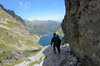 Zakopane, Polonya - 13 Ağustos 2018: Hiker Czarny have pod Rysami ve Morskie Oko göller içinde yüksek Tatra Dağları. Rysy iz hiking 