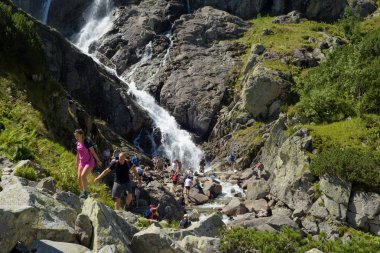 Zakopane, Polonya - 7 Ağustos 2018: Polonya beş göller Vadisi yüksek Tatra Siklawa şelale, yürüyüşçüler. 