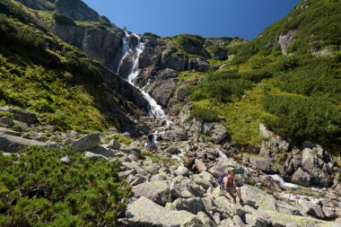Zakopane, Polonya - 7 Ağustos 2018: Polonya beş göller Vadisi yüksek Tatra Siklawa şelale, yürüyüşçüler. 