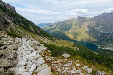 Tren beş Vadisi göllerde yüksek Tatra hiking
