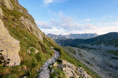 Tren beş Vadisi göllerde yüksek Tatra hiking