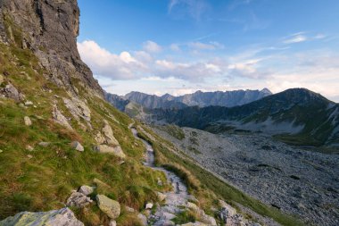 Tren beş Vadisi göllerde yüksek Tatra hiking