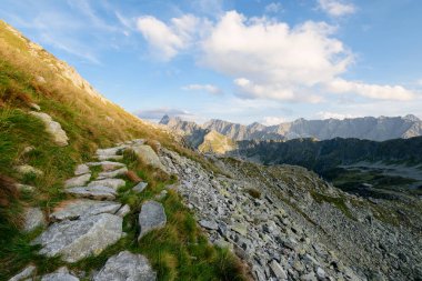 Tren beş Vadisi göllerde yüksek Tatra hiking